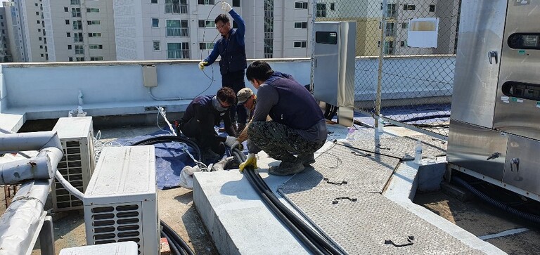 고객분들을 위해 (주)한성전기소방의 전문가들이 현장에서 땀흘리고 있습니다.